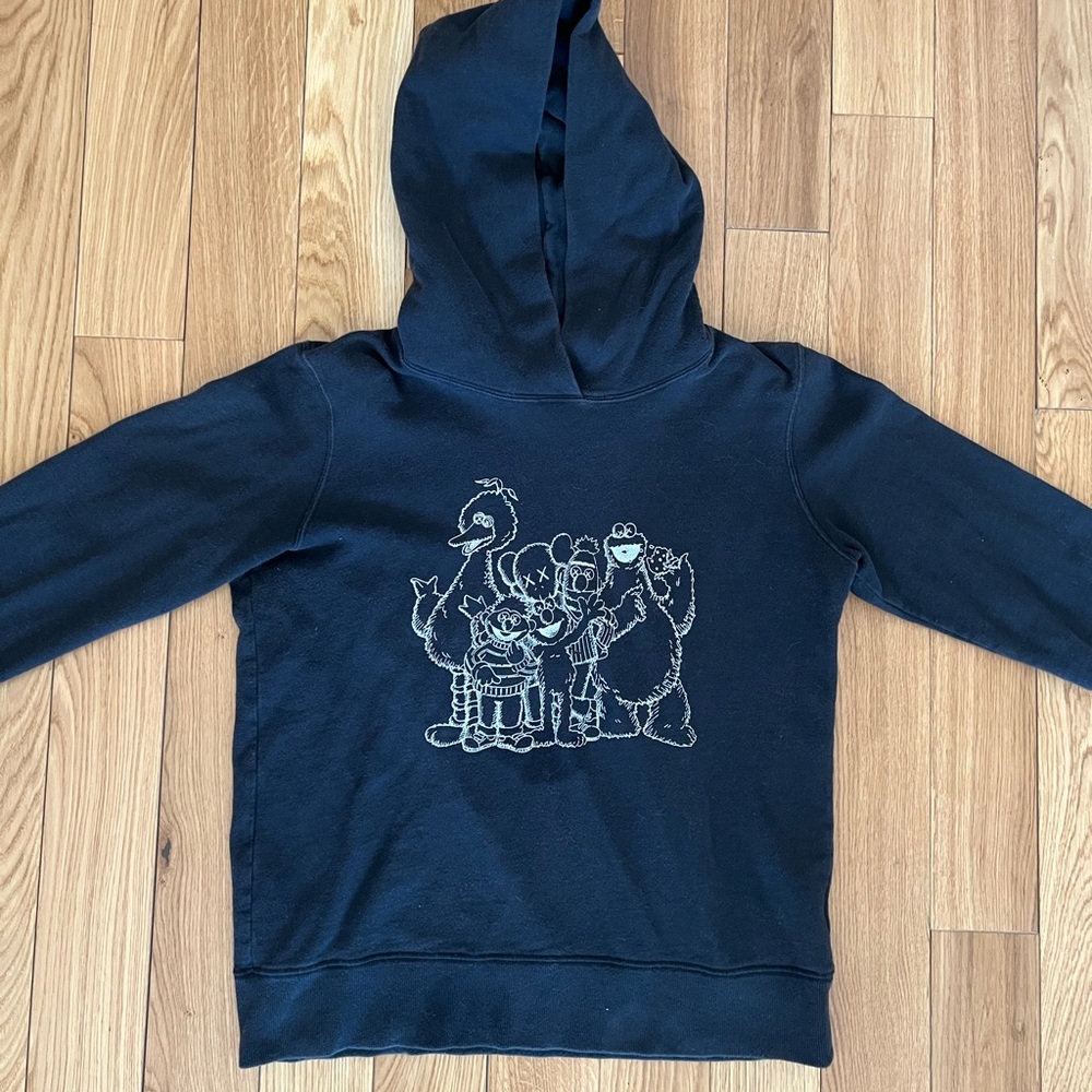 UNIQLO SESAME STREET X KAWS HOODIE IN BLACK